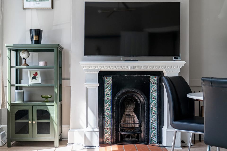 Fulham's Best-Kept Secret, 2 Bed & Walled Garden Apartment in City of Westminster