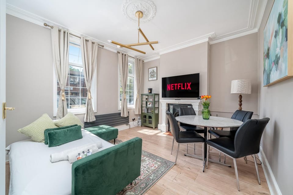 Fulham's Best-Kept Secret, 2 Bed & Walled Garden Apartment in City of Westminster