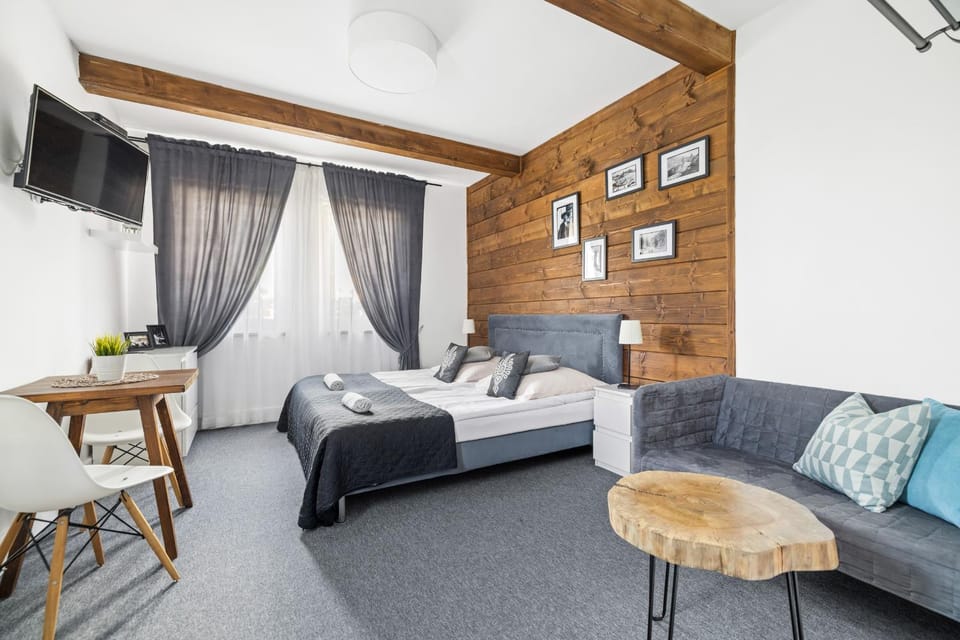 Bed, TV and multimedia, Photo of the whole room, Seating area, Bedroom