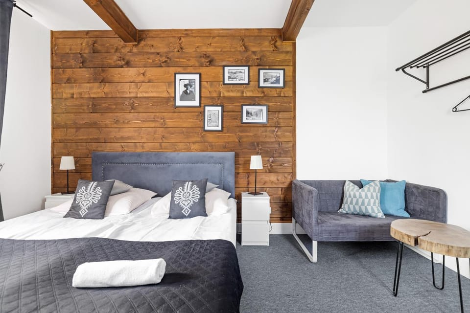 Bed, Photo of the whole room, Seating area, towels