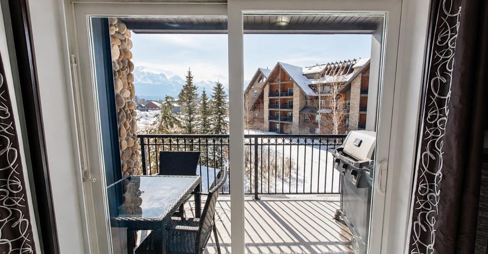 Alpine Splash Getaway Pool, Hot Tub & Waterslide! Apartment hotel in Canmore