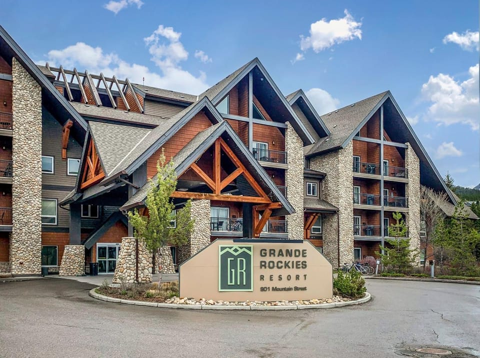 Alpine Splash Getaway Pool, Hot Tub & Waterslide! Apartment hotel in Canmore