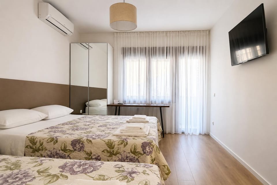 Bed, TV and multimedia, Photo of the whole room, Bedroom, towels, wardrobe, air conditioner