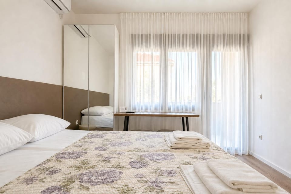 Bed, Photo of the whole room, Bedroom, towels, wardrobe