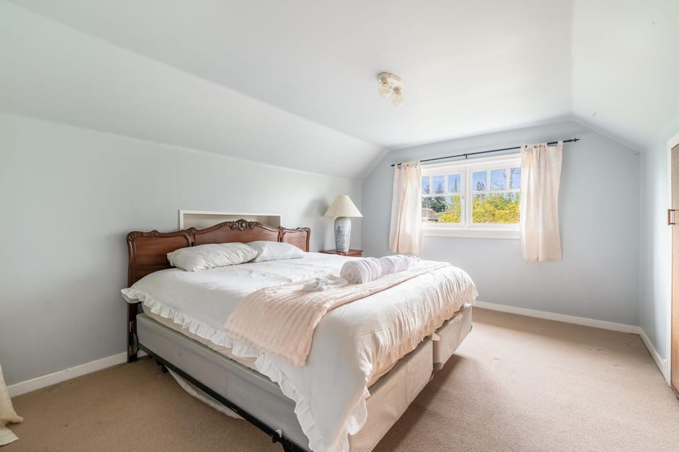 Point Grey 4BR Home near UBC Sleeps 10 Apartment in Vancouver