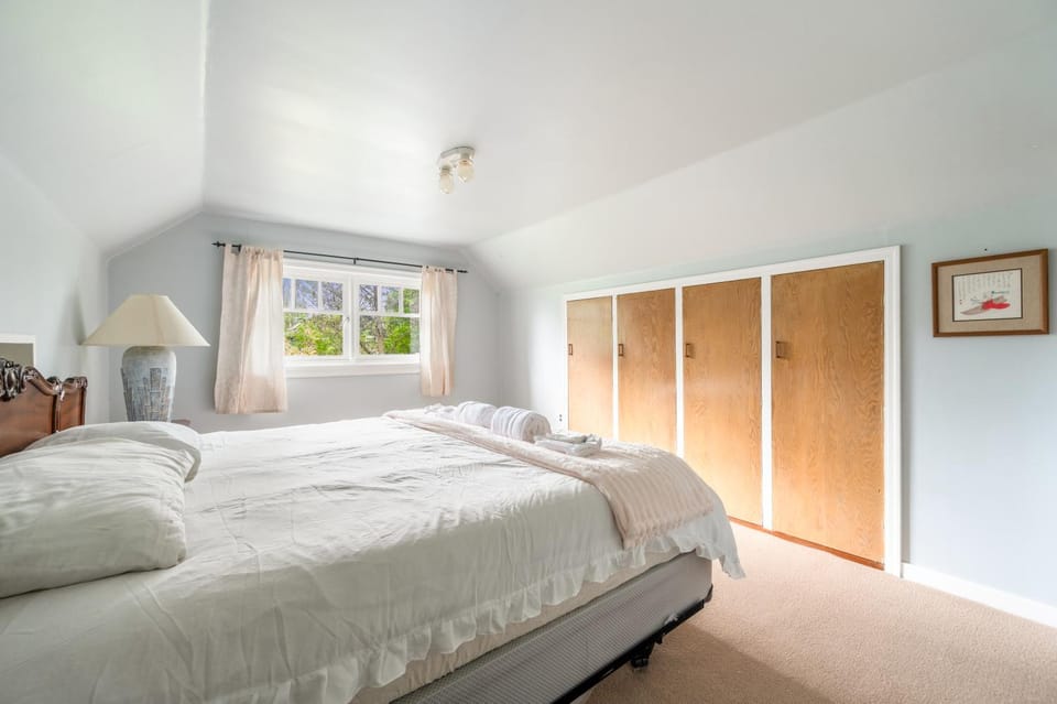 Point Grey 4BR Home near UBC Sleeps 10 Apartment in Vancouver