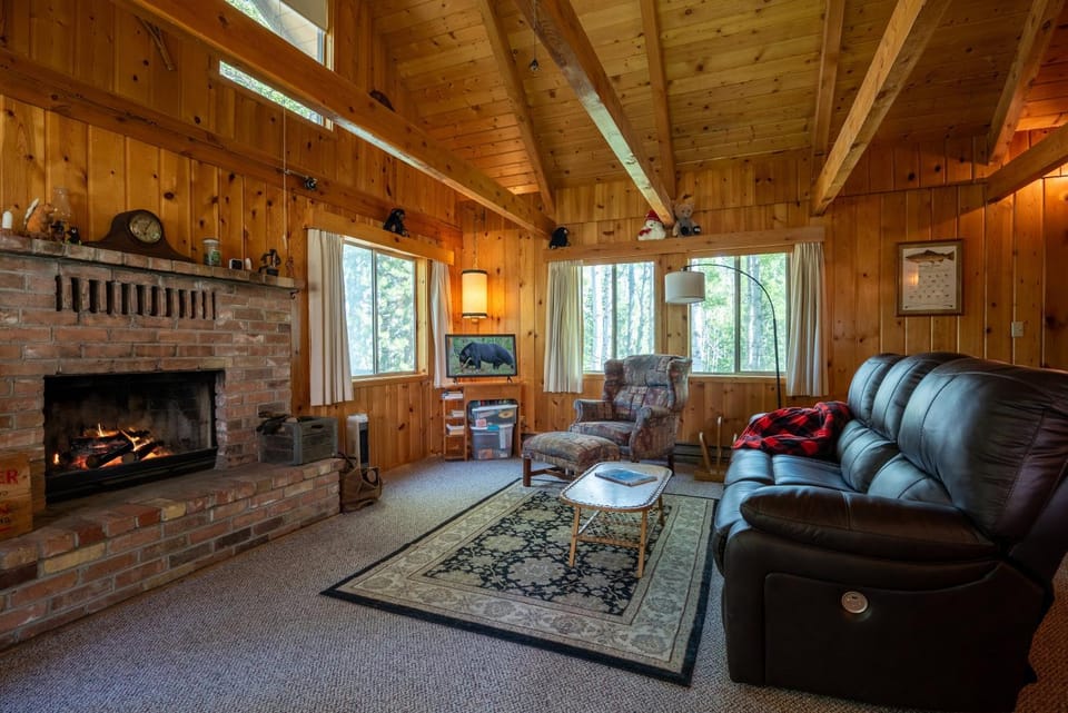 KABINO: NEW! Hot tub DogsOK Fire Pit On trails 20 min to Yellowstone House in Island Park