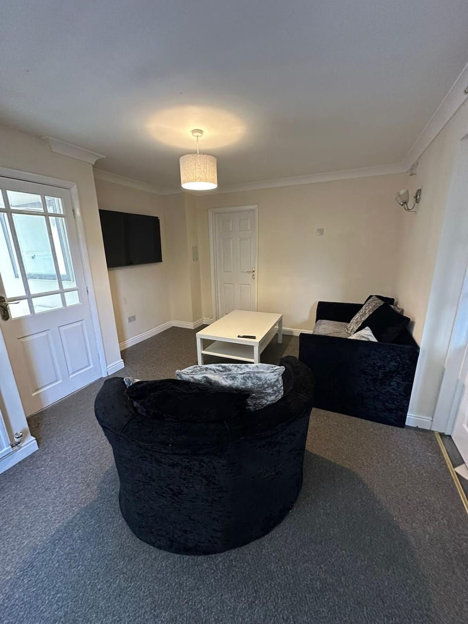 Modern 6-Bed Luxury Stay by City Hospital Apartment in Huntingdonshire District