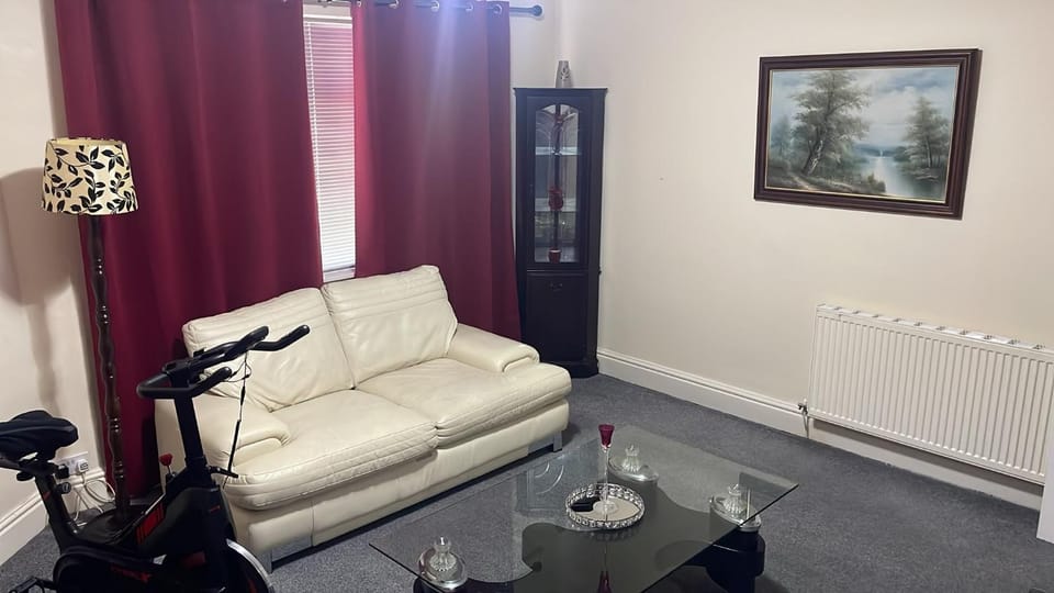Living room, Seating area, internet