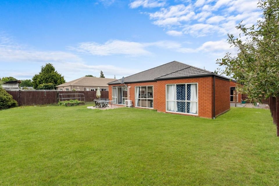 Family Home Opposite Air Force Museum Apartment in Christchurch