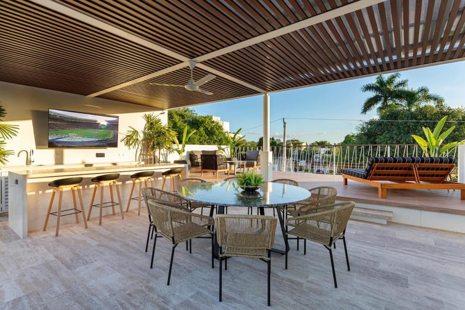 Casa del Paseo Luxury Home in Centro Rooftop Bar & 2 Pools House in Merida