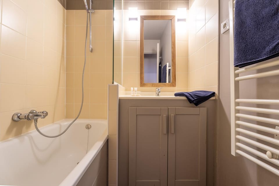 Slope front Ski-In Out Escape Spacious Apartment- In the center of Val Thorens Apartment in Les Allues