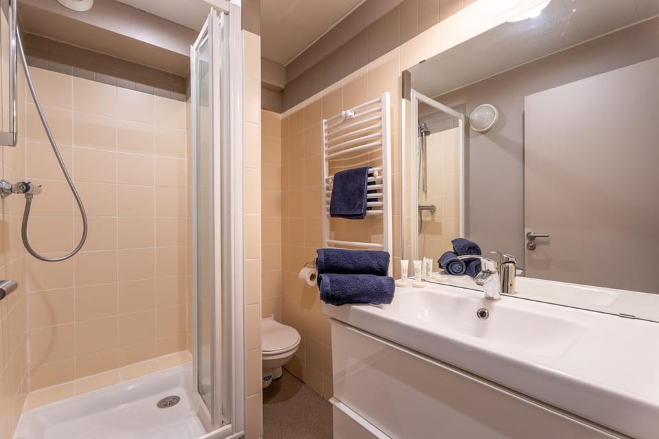 Slope front Ski-In Out Escape Spacious Apartment- In the center of Val Thorens Apartment in Les Allues