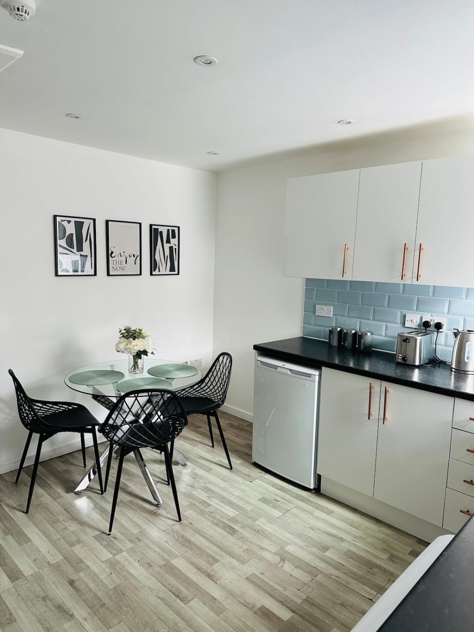 Stylish City Centre 1-Bed 5 Min Walk to Station Apartment in Huntingdonshire District