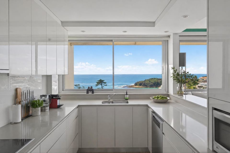 Stunning Manly Views 3BR Coastal Apartment Apartment in Manly