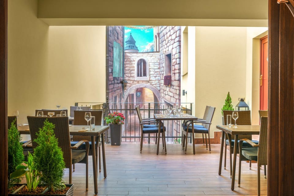 Property building, Restaurant/places to eat, Balcony/Terrace