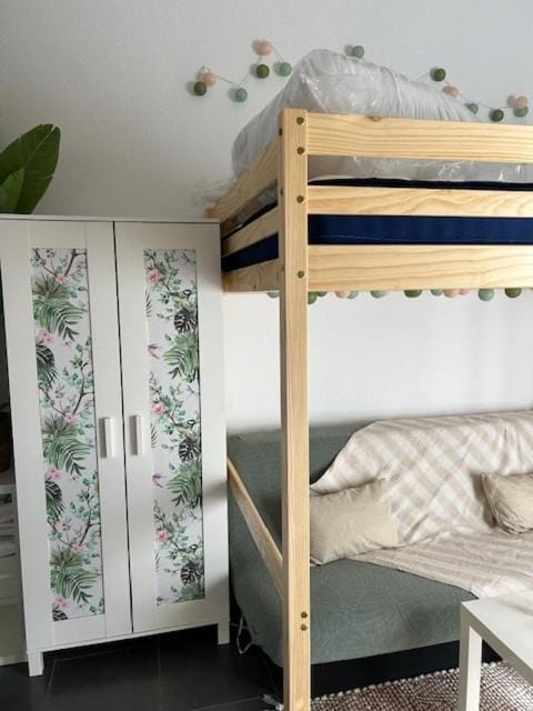 Photo of the whole room, Bedroom, wardrobe