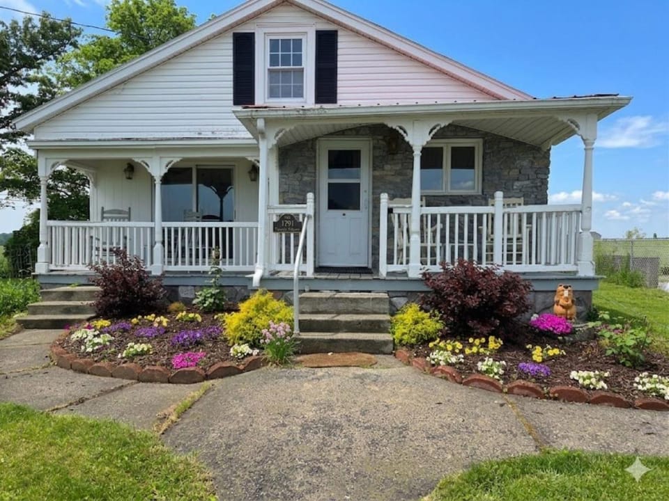 Peaceful Pasture Farm House in Capital District, NY, USA