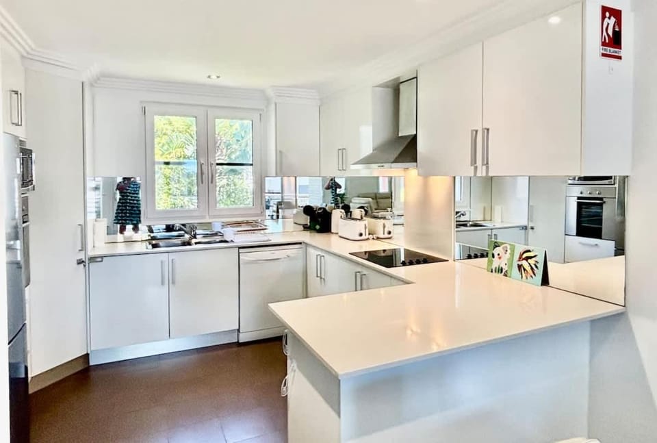 Stylish 2BR City Escape next Harbour with 2 parking Apartment in Sydney