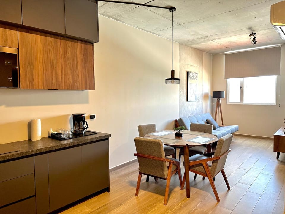 Kitchen or kitchenette, Living room, Seating area, Dining area, minibar