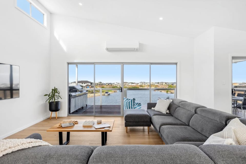 Lagoon Views House in South Australia