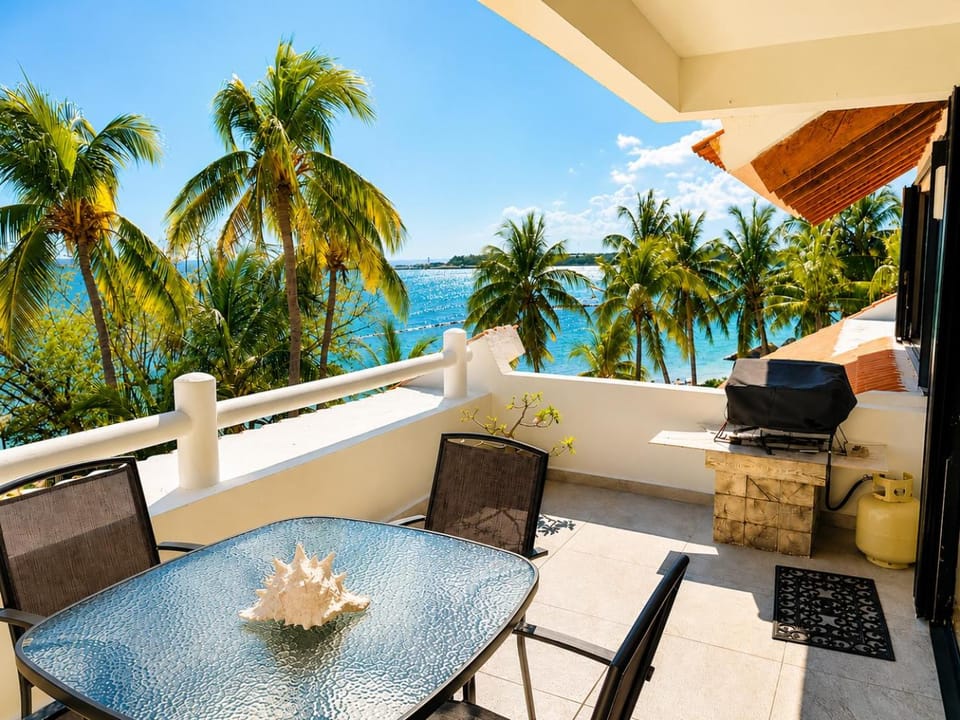 Day, Natural landscape, View (from property/room), Balcony/Terrace, Dining area, Beach, Sea view