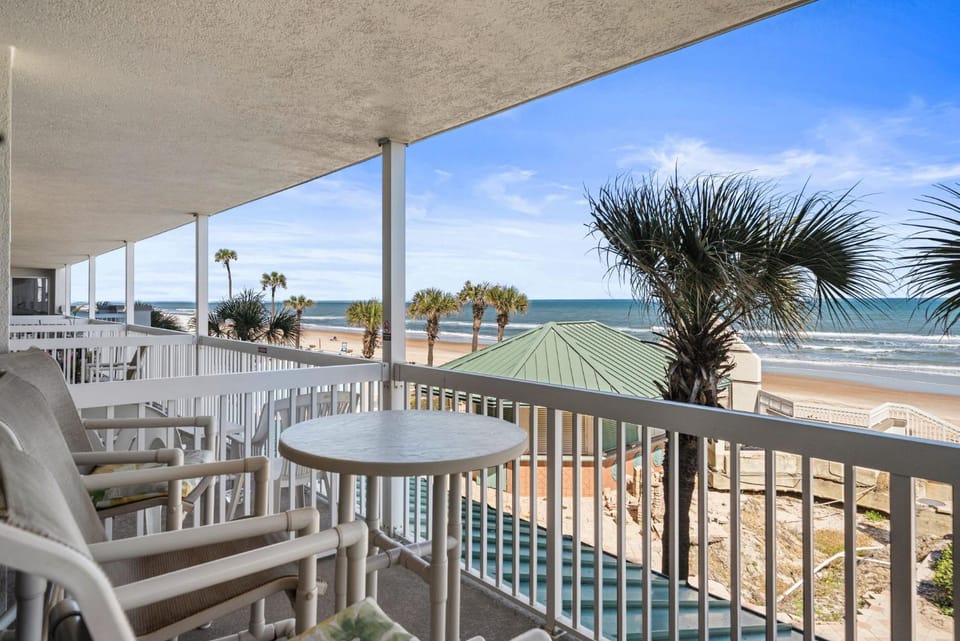 Oceanfront 1BR Condo Daytona Resort Pool Access House in Holly Hill