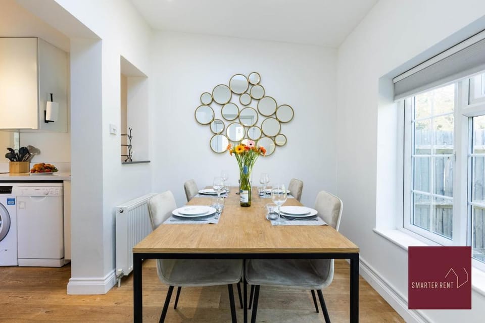 Richmond Two Bedroom Flat Free Parking Apartment in Kingston upon Thames