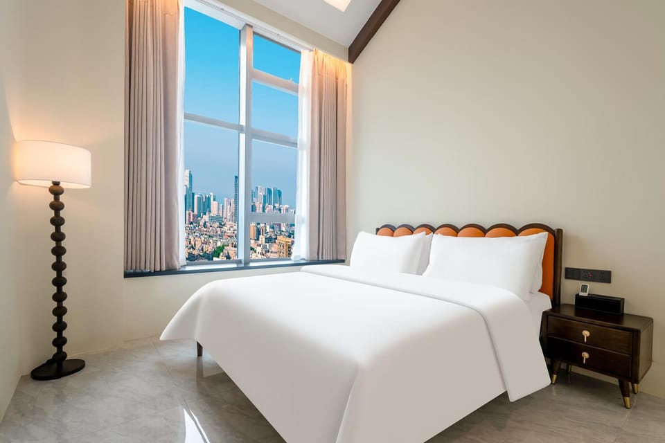 Bed, Day, Photo of the whole room, Bedroom, City view
