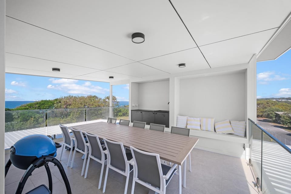 View (from property/room), Balcony/Terrace, Seating area, Dining area