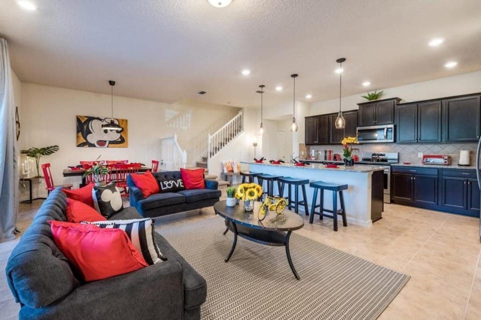 Kitchen or kitchenette, Living room, Seating area, Dining area