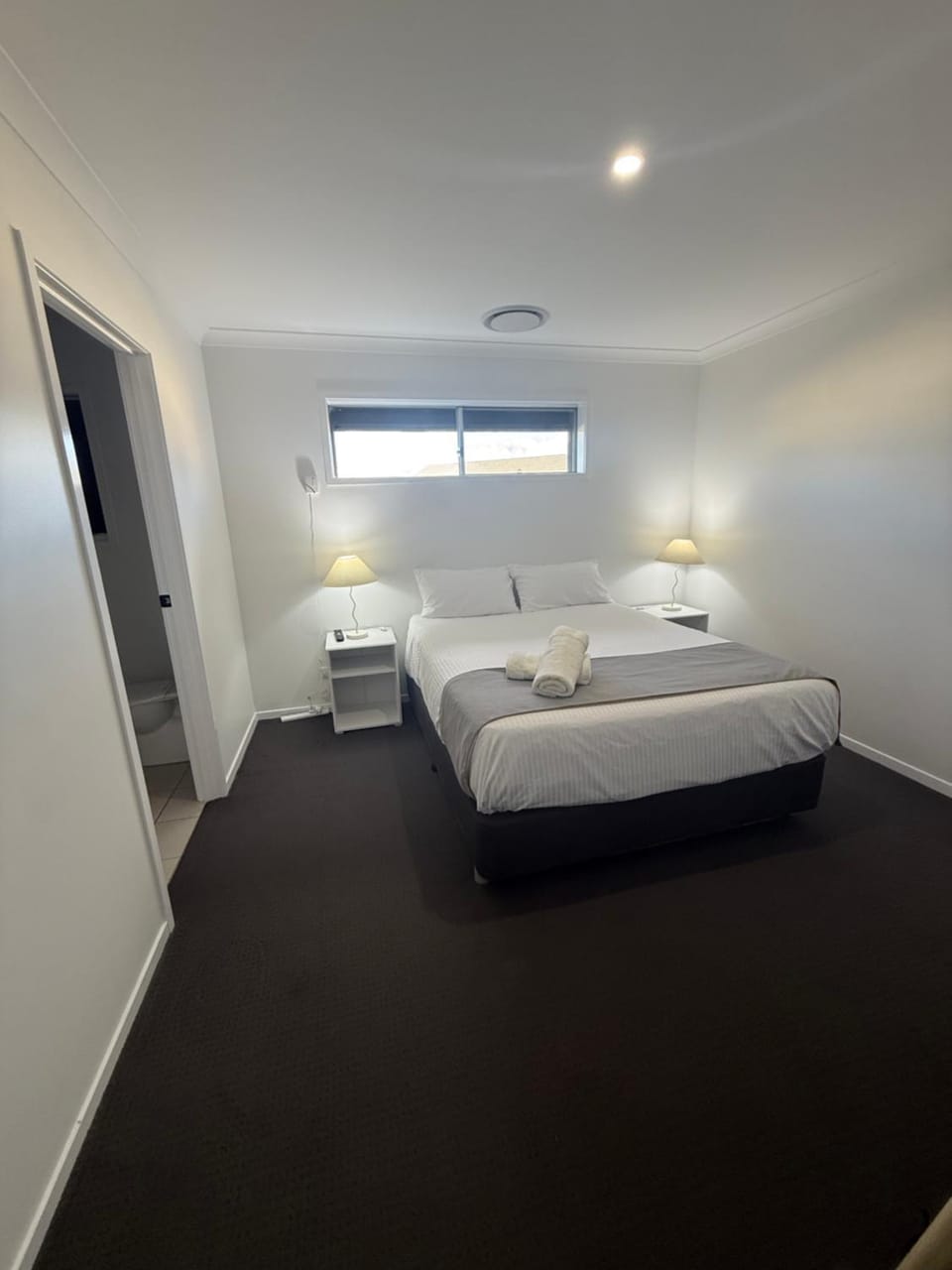 Bed, Bathroom, TV and multimedia, Photo of the whole room, Bedroom, towels, wardrobe