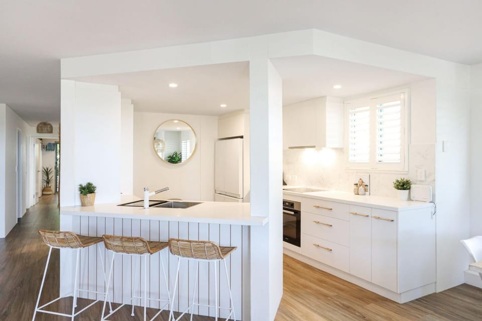 NEW Karinya at Surfside located Opposite the Beach Apartment in Byron Bay