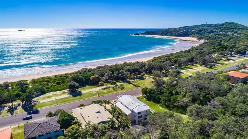 NEW Karinya at Surfside located Opposite the Beach Apartment in Byron Bay