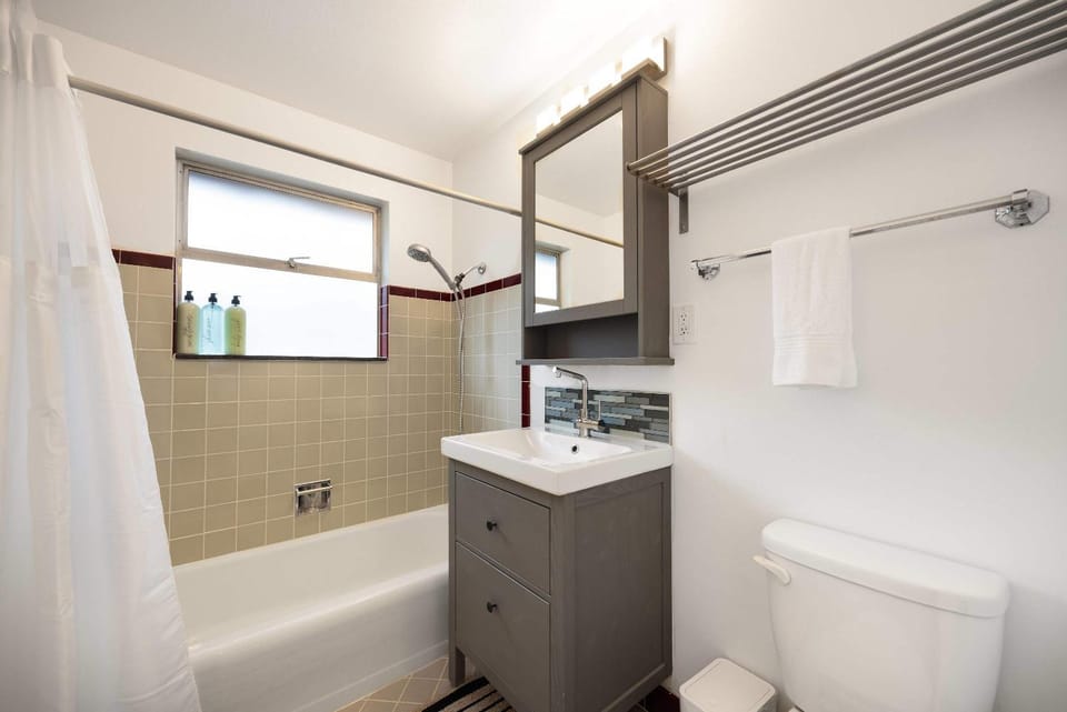 2BR Seattle Cozy Stay AC Near UW & Transit House in Lake City