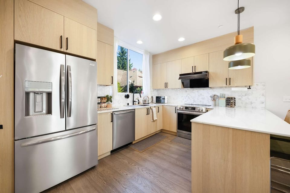 Modern 3BR City View Home w Near Green Lake & UW House in Seattle
