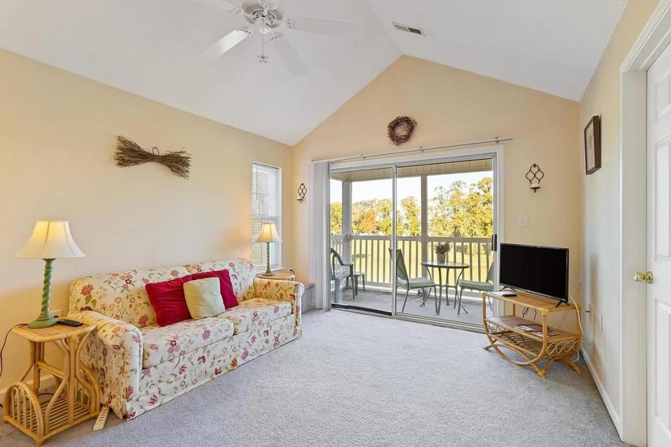 View (from property/room), Balcony/Terrace, Living room, Seating area
