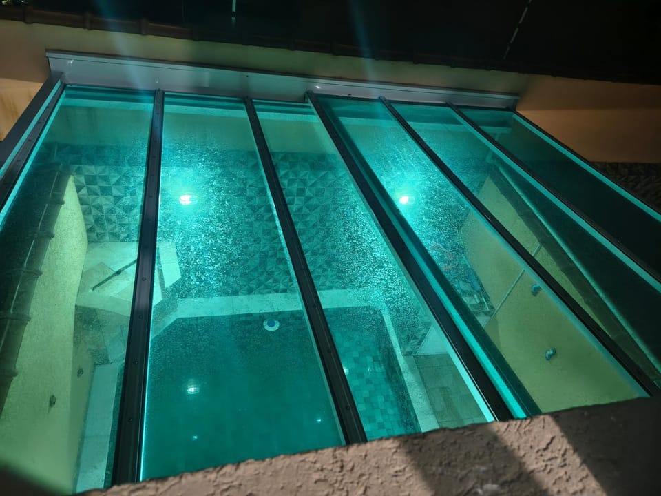 Casa de condomínio com piscina aquecida teto panorâmico e churrasqueira House in Itanhaém