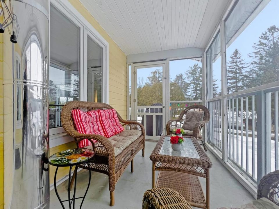 Beautiful Family Cottage with Hot Tub Near Ottawa House in Ontario