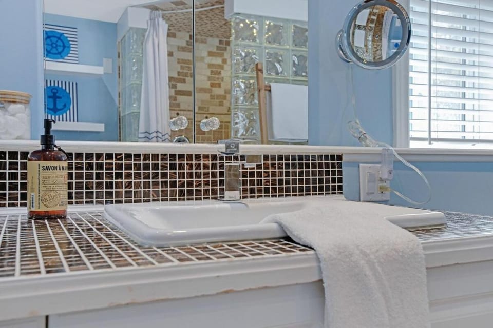 Beautiful Family Cottage with Hot Tub Near Ottawa House in Ontario