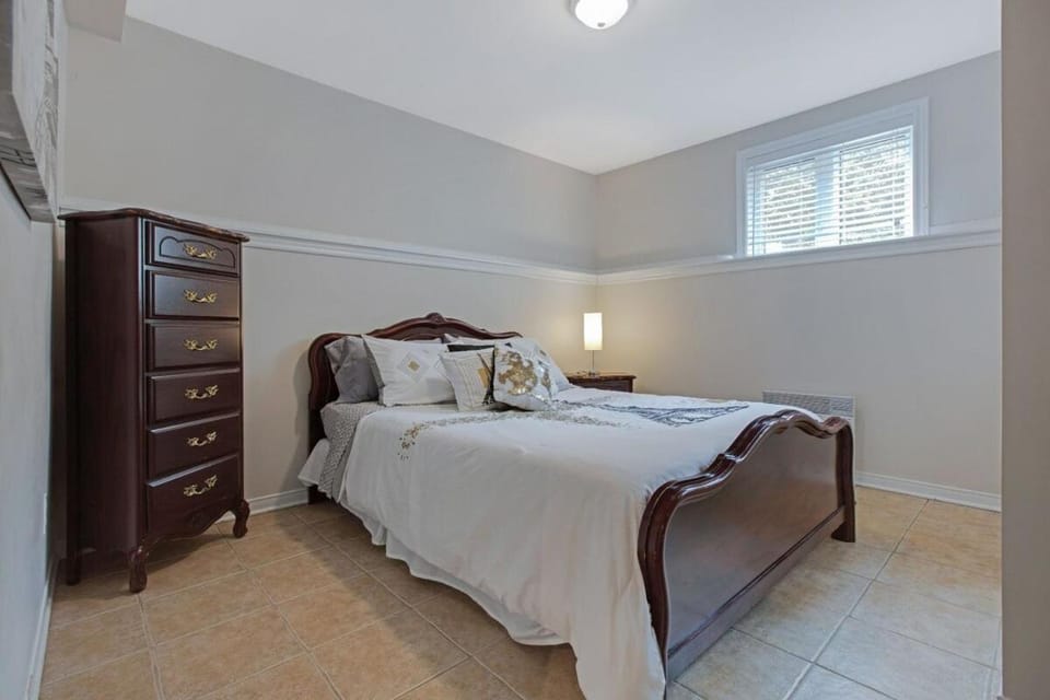 Beautiful Family Cottage with Hot Tub Near Ottawa House in Ontario