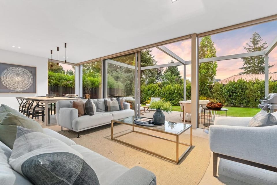 Eely on Point House in Wanaka
