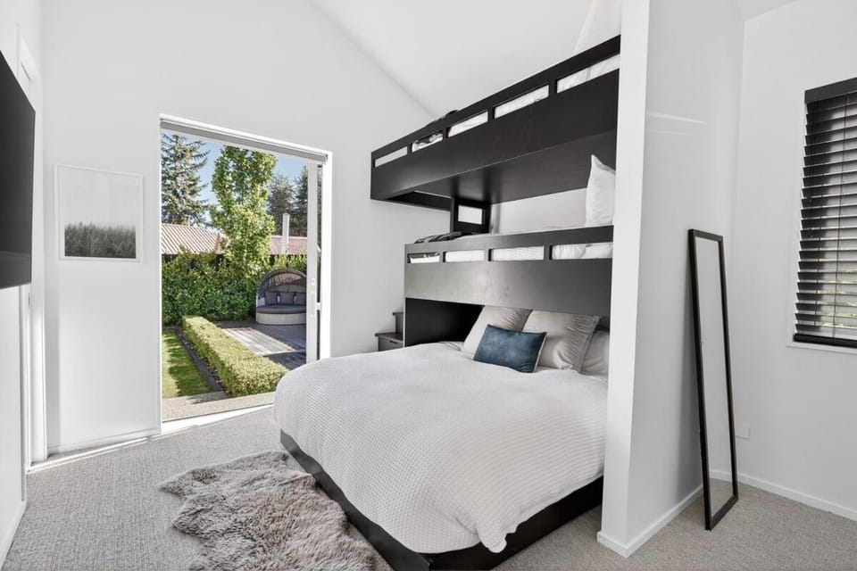 Eely on Point House in Wanaka