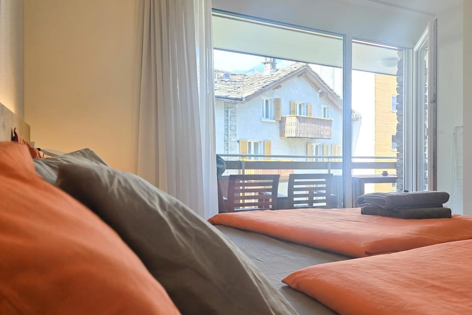 Bed, Balcony/Terrace, Balcony/Terrace, Photo of the whole room, Seating area, Bedroom, Mountain view, towels, towels