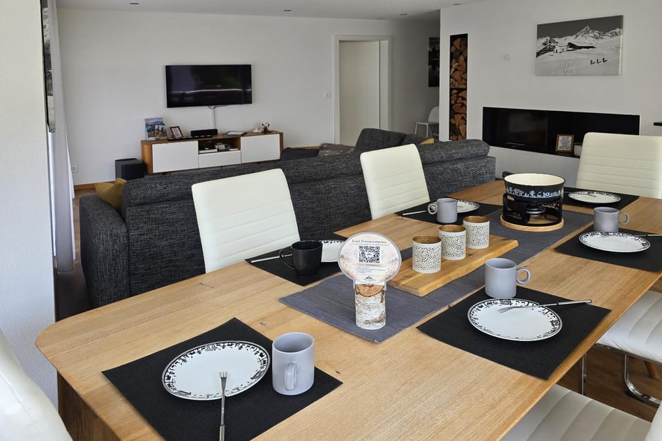 TV and multimedia, Coffee/tea facilities, Living room, Seating area, Dining area, fireplace, fireplace