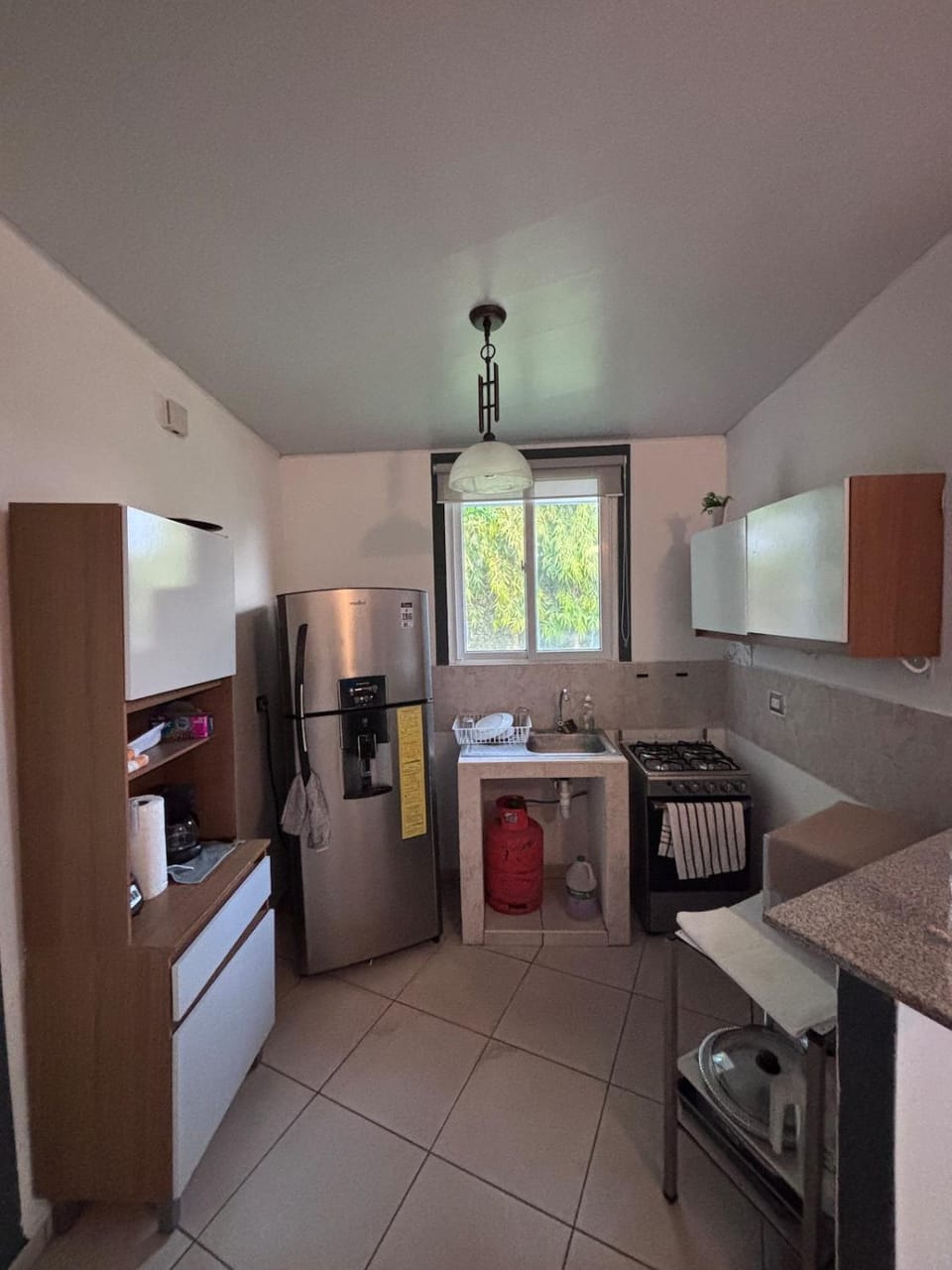 Kitchen or kitchenette, dishwasher, stove