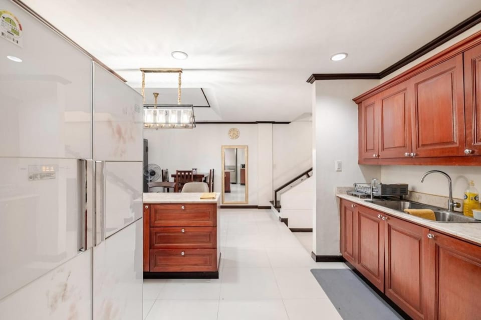 Kitchen or kitchenette, dishwasher, minibar, oven, stove