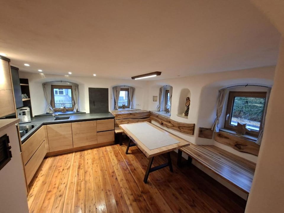 Kitchen or kitchenette, Photo of the whole room, oven, stove