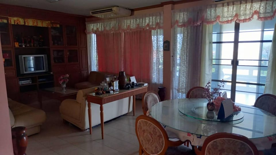 Communal lounge/ TV room, TV and multimedia, Living room, Dining area