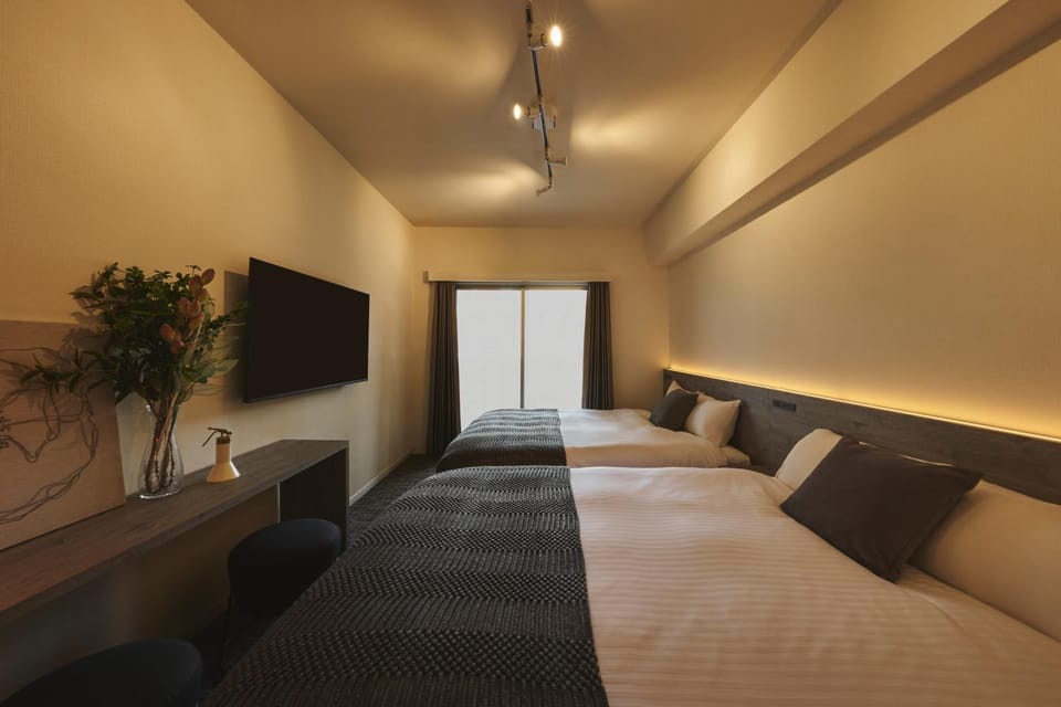 Bed, TV and multimedia, Bedroom